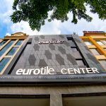 cong-ty-thiet-ke-thi-cong-mat-dung-nhom-aluminium-4-Tam-op-nhom-duc-lo-desso-showroom-eurotile